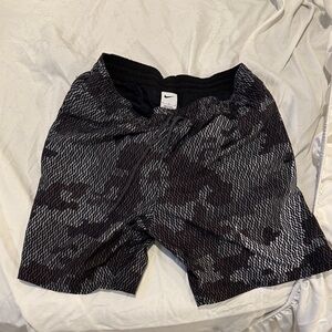 Nike Men's Athletic Black and Gray Patterned Shorts